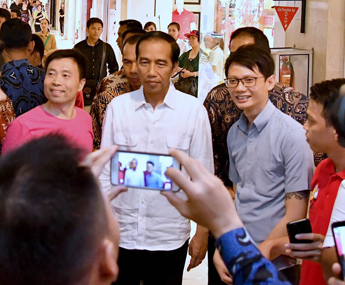 Turis mancanegara juga tak mau melepas kesempatan untuk melakukan foto bersama deng Presiden Joko Widodo.