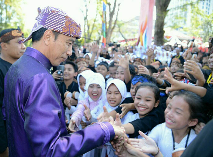 Presiden Joko Widodo menyapa warga kota Bandung yang menyaksikan Karnaval Kemerdekaan.