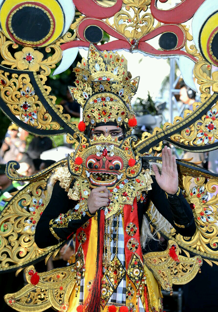 Salah satu peserta Karnaval Kemerdekaan Pesona Parahyangan Tahun 2017 tampil dengan kostum  untik dan menarik.