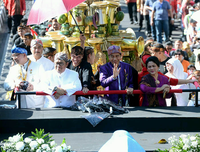 Presiden Joko Widodo dan Ibu Iriana Joko Widodo menyusuri jalan  menggunakan Kareta Pancasila dalam Karnaval Kemerdekaan Pesona Parahyangan Tahun 2017.