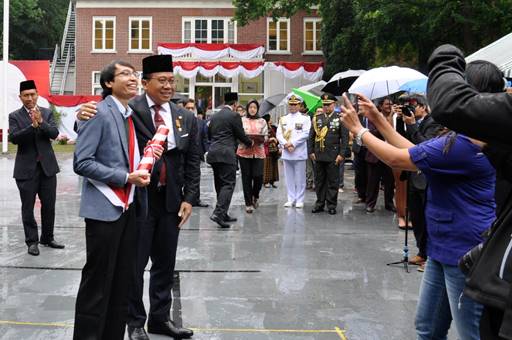 Selepas Upacara Pengibaran Bendera Merah Putih, Duta Besar Republik Indonesia untuk Negeri Belanda I Gusti Agung Wesaka Puja beramah tamah dengan warga Indonesia dan tamu undangan.