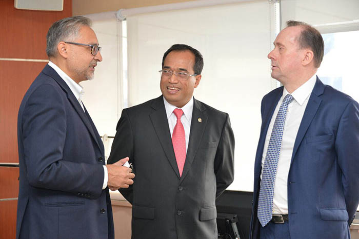 Menteri Perhubungan Budi Karya Sumadi dan Menteri Transportasi Inggris Lord Callanan (pertama dari kanan) berdikusi dan sepakat bekerjasama guna meningkatkan pelayanan dan keamanan bandara di Indonesia.