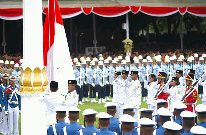 Bendera Merah Putih dikibarkan menandai puncak peringatan HUT Kemerdekaan RI Ke-72 di Istana Merdeka Jakarta.