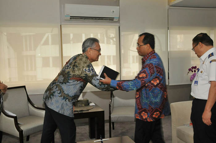 Dalam pertemuan itu, Menhub juga menegaskan Kemenhub berkomitmen melanjutkan perjanjian kerjasama Pemerintah Indonesia dengan JICA (Japan International Cooperation Agency) untuk studi proyek pembangunan MRT East-West Corridor.