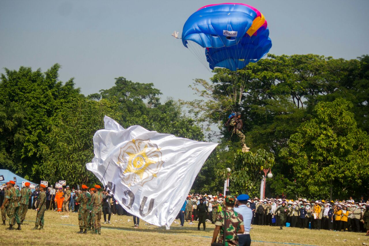 Penerjun Kopda Sujari pembawa bendera UGM berhasil mendarat dengan mulus (Foto Ayudya Mentari/KAGAMA) 