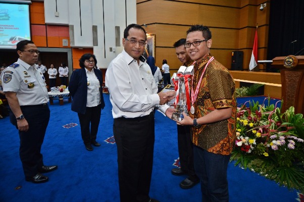 Menhub Budi Karya Sumadi memberikan hadiah kepada para pemenang lomba karya ilmiah [Foto ISTIMEWA]