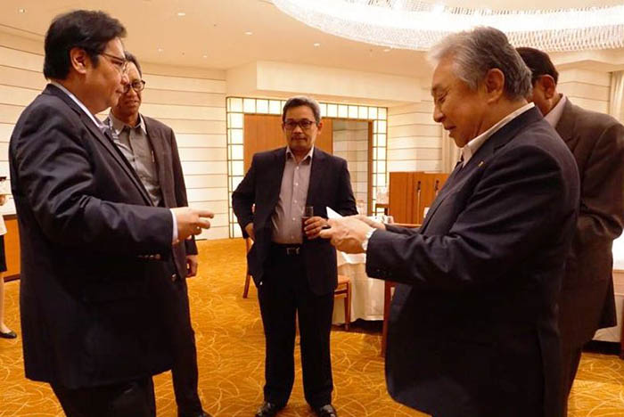 Menperin Airlangga Hartarto (kiri) bertemu Presiden Fujitrans Corporation Tatsuo Keii (kanan) guna membahas pengembangan Kawasan Industri Maritim (KIM).