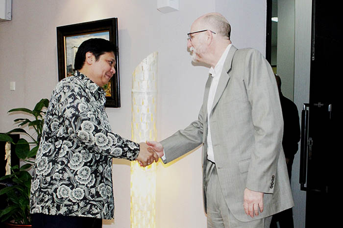 Menteri Perindustrian Airlangga Hartarto bertemu Duta Besar Australia untuk Indonesia Paul Grigson guna membahas bea masuk produk-produk unggulan dari kedua negara.