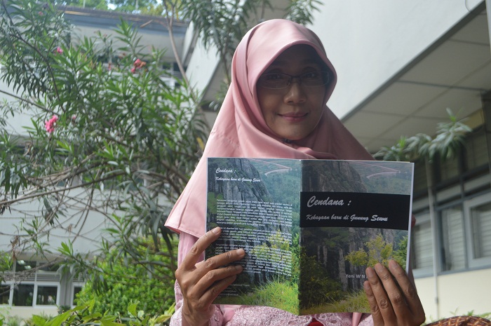 Yeni Widyana Nurcahyani, S.Hut., M.Sc., dosen Fakultas Kehutanan UGM, meneliti pohon cendana yang terancam punah dalam disertasinya. (Foto: Humas UGM)