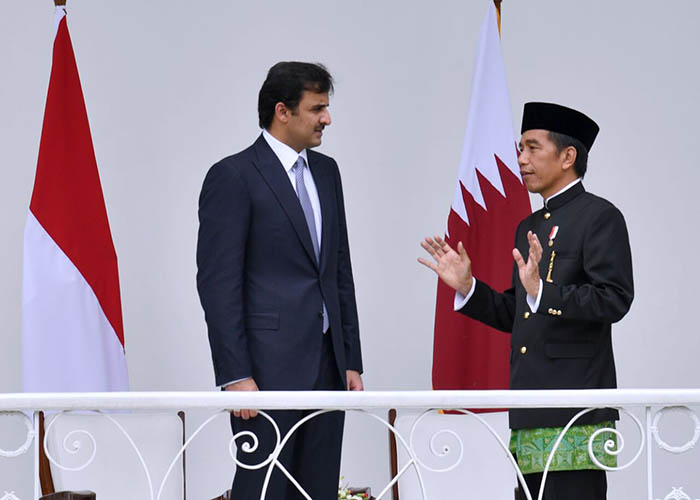 Presiden Joko Widodo dan Emir Qatar Syeikh Tamim bin Hamad Al Thani akrab membicarakan kerjasama antarkedua negara.