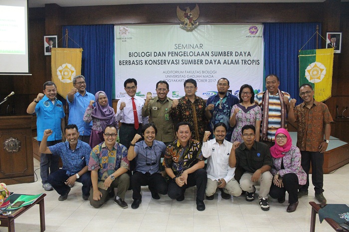 Foto bersama para pembicara dan Wakil Rektor Bidang Akademik dan Kemahasiswaan Prof. Jagal Wisesa dan Dekan Fakultas Biologi Dr. Budi Setyadi Daryono, M.Agr.Sc. (Foto: Taufiq/KAGAMA)