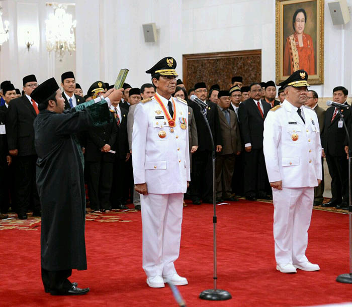 Sri Sultan Hamengku Buwono X dan Kanjeng Gusti Pangeran Adipati Aryo Paku Alam X sebagai Gubernur dan Wakil Gubernur Daerah Istimewa Yogyakarta (DIY) periode 2017-2022. 