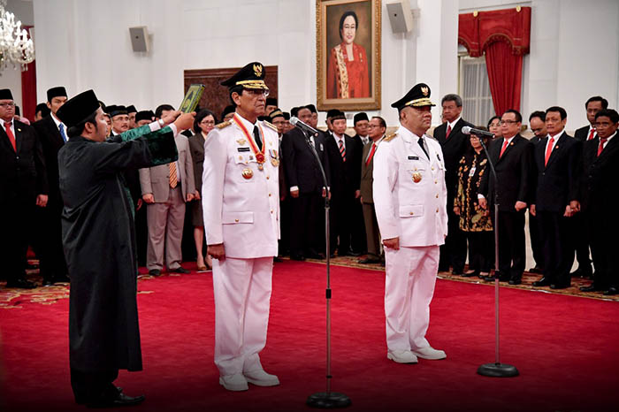 Sri Sultan Hamengku Buwono X dan Kanjeng Gusti Pangeran Adipati Aryo Paku Alam X sebagai Gubernur dan Wakil Gubernur Daerah Istimewa Yogyakarta (DIY) periode 2017-2022.