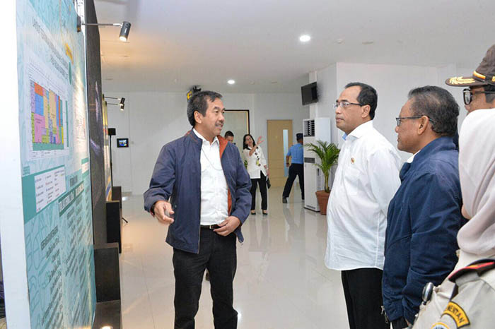 Menteri Perhubungan Budi Karya Sumadi melihat langsung fasilitas yang disiapkan untuk dibukanya penerbangan internasional di bandara Silangit.