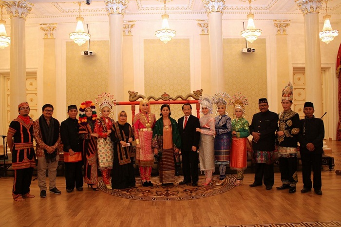 Tim Kesenian dan Delegasi Aceh bersama Dubes Wahid Supriyadi. (Foto: KBRI Moskow)