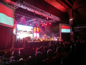 Economic Jazz 2017 dibuka dengan menyanyikan lagu Indonesia Raya. (Foto: Desti)