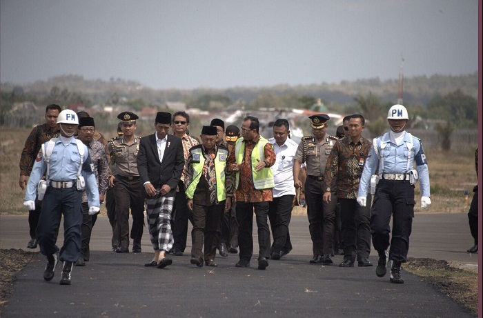 Presiden Joko Widodo bersama Menhub Budi Karya Sumadi serta rombogan meninjau lokasi Pelabuhan Kalianget. (Foto: Kabirkom Kemenhub/Ihwan)