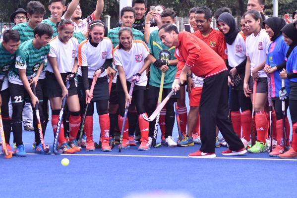 Presiden Jokowi  sempat menjajal melakukan pemukulan bola golf [Foto ISTIMEWA]