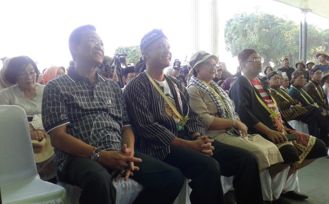 Sultan HB X mendampingi Ganjar Pranowo, Retno Marsudi, dan Budi Karya Sumadi yang duduk setara sebagai sesama alumni UGM [Foto R Toto Sugiharto/KAGAMA]