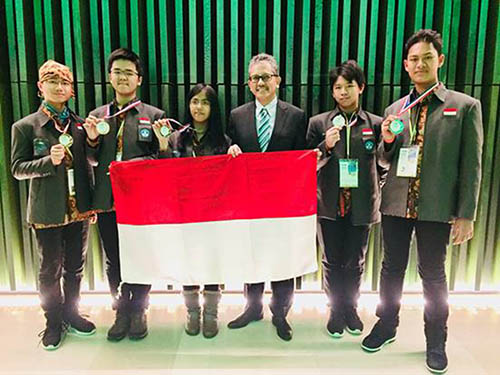Tim IJSO mengharumkan nama Indonesia di pentas Olimpiade Sains Junior Internasional.