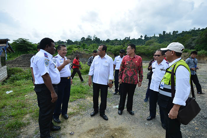 Menteri Perhubungan Budi Karya Sumadi meninjau lokasi Bandara Rendani Manokwari, Papua Barat.