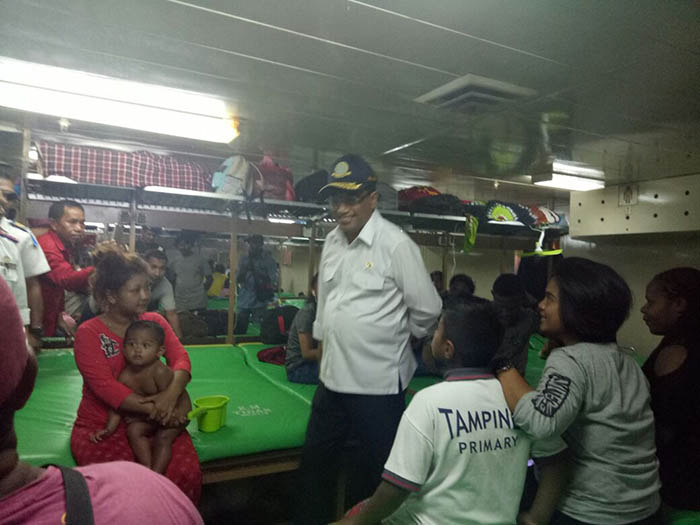 Menteri Perhubungan Budi Karya Sumadi berdialog dengan para penumpang kapal di Pelabuhan Manokwari.