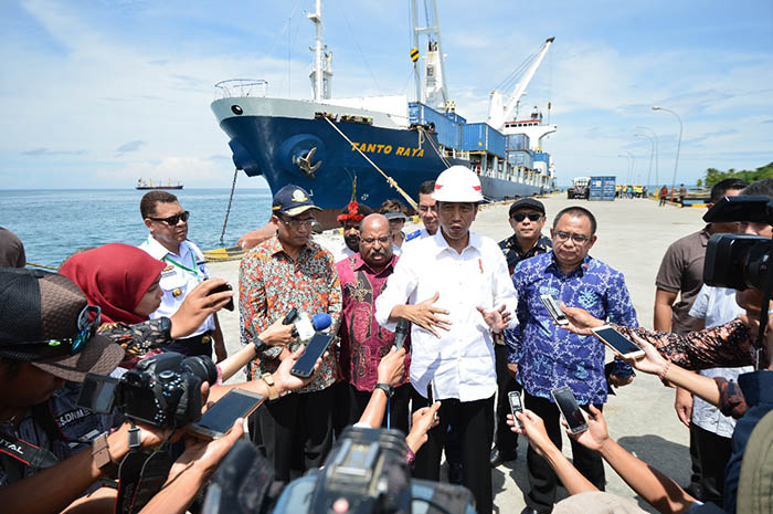 Presiden Joko Widodo didampingi Menteri Perhubungan Budi Karya Sumadi (kedua dari kiri) meninjau Pelabuhan Nabire, Kabupaten Nabire, Papua.