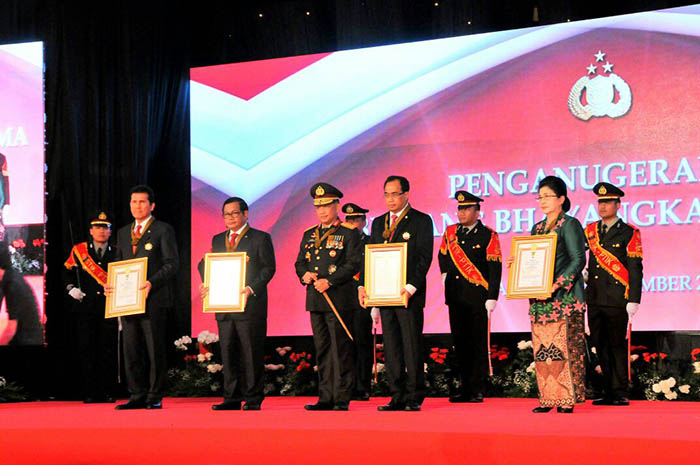 Tujuh Menteri Kabinet Kerja menerima penghargaan Bhayangkara Utama yang diberikan Kapolri Jenderal Polisi Tito Karnavian.
