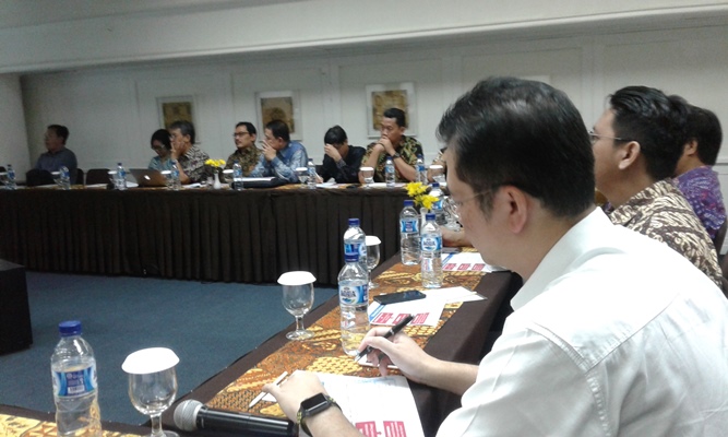 Para dekan, dosen, alumni, dan mahasiswa UGM mengikuti presentasi dari Prof Dr Pratikno, M Soc, Sc di Ruang Sekar Jagad Hotel Santika Yogyakarta [Foto R Toto Sugiharto/KAGAMA]