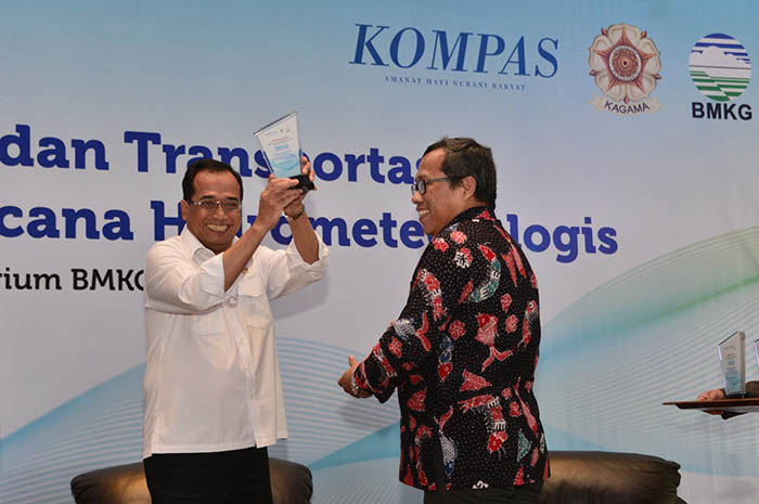 Menteri Perhubungan Budi Karya Sumadi mendorong peran BMKG agar konektivitas itu bisa terjadi lebih baik.