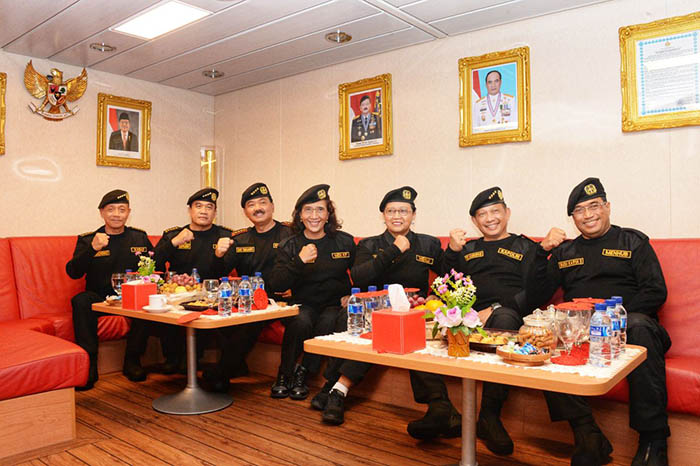 Menteri Perhubungan Budi Karya Sumadi menerima Brevet Kehormatan Hiu Kencana karena dianggap berjasa bagi TNI AL.