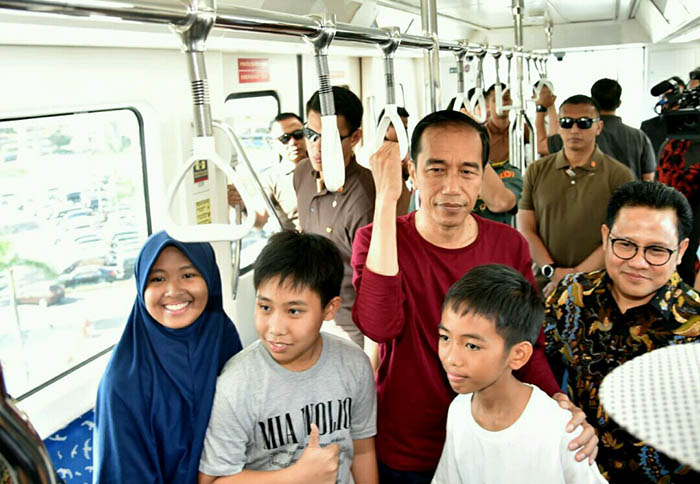 Presiden Joko Widodo didampingi Ketua Umum PKB Muhaimin Iskandar menjajal kereta Bandara Soekarno-Hatta.