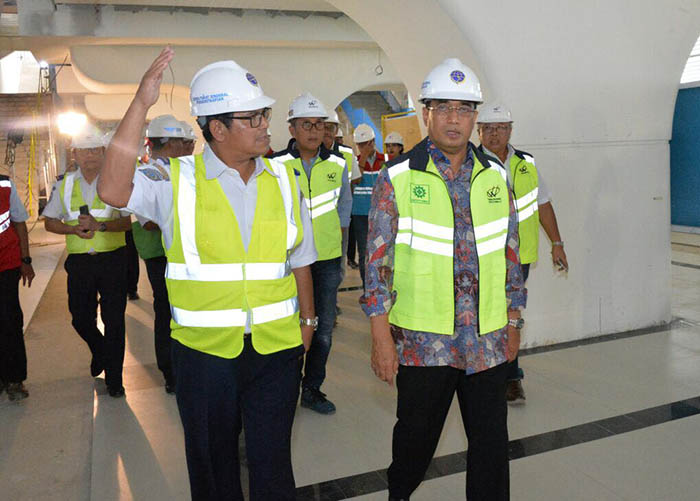 Menteri Perhubungan Budi Karya Sumadi (kanan) berharap LRT Palembang jadi contoh pengembangan kota.