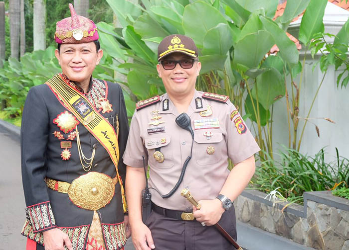 Presiden Joko Widodo dan Sultan Sekala Brak Yang Dipertuan ke-23 SPDB Pangeran Edward Syah Pernong, dua alumni UGM, bertemu di Istana Kepresidenan Bogor.