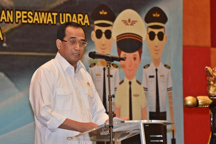 Menteri Perhubungan Budi Karya Sumadi menilai pertambahan tenaga pilot masih kurang.