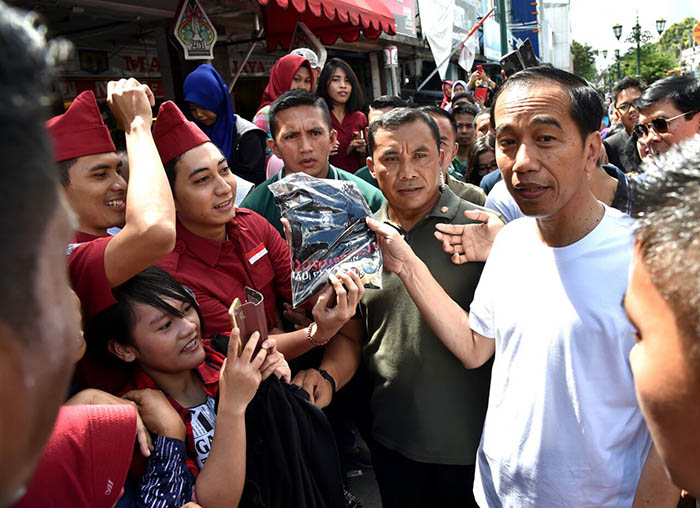 Presiden Joko Widodo menyapa dan berinteraksi dengan masyarakat di Malioboro, Yogyakarta.