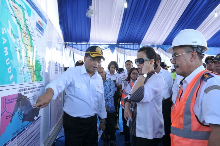 Dengan hadirnya jalur kereta api ini, akan mendukung konektivitas pada Kawasan Ekonomi Khusus (KEK) Sei Mangkei. (Foto: Dok. Birkom Kemenhub)