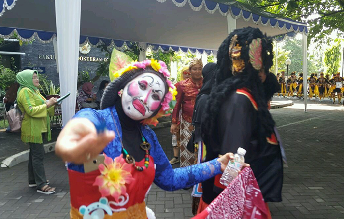 Peserta pemeran tari topeng memeriahkan karnaval budaya FKG UGM [Foto ISTIMEWA]