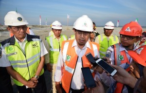 Menteri Perhubungan Budi Karya Sumadi mengatakan Pelabuhan Kuala Tanjung akan diplot untuk menjadi pelabuhan internasional, sedangkan Pelabuhan Belawan akan melayani kapal-kapal lokal. (Foto: Dok. Birkom Kemenhub)