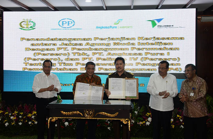 Menteri Perhubungan Budi Karya menandatangani Nota Kesepakatan bersama Jaksa Agung Muhammad Prasetyo