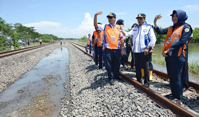 Menteri Perhubungan Budi Karya Sumadi lakukan upaya preventif agar pelayanan transportasi tidak terganggu akibat terdampak banjir.