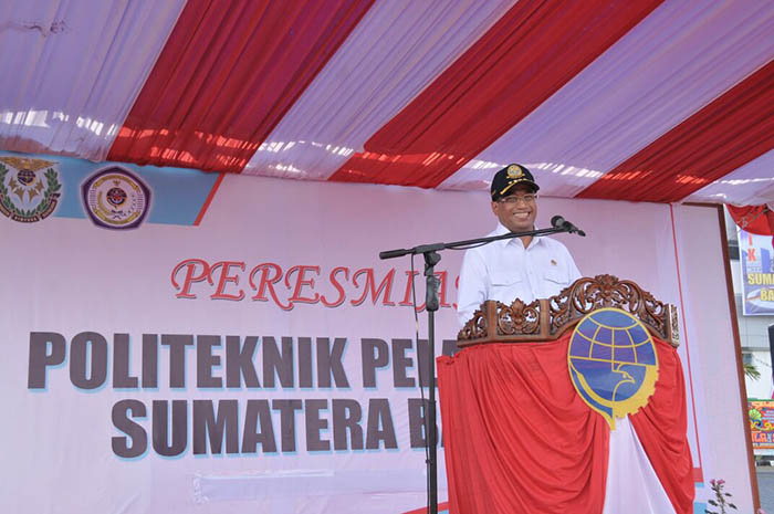 Menteri Perhubungan Budi Karya Sumadi ingin menjadikan bahasa Inggris sebagai bahasa pengantar agar taruna-taruni mampu bersaing dengan pelaut negata lain