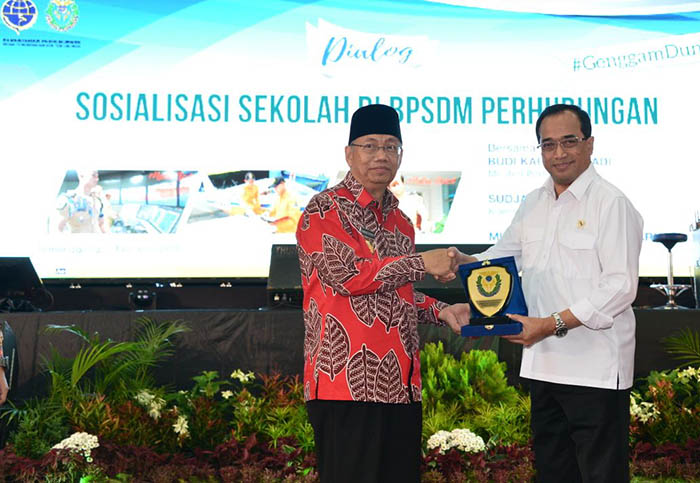 Menteri Perhubungan Budi Karya Sumadi (kanan) bersama Kepala BPSDM Perhubungan Djoko Sasono