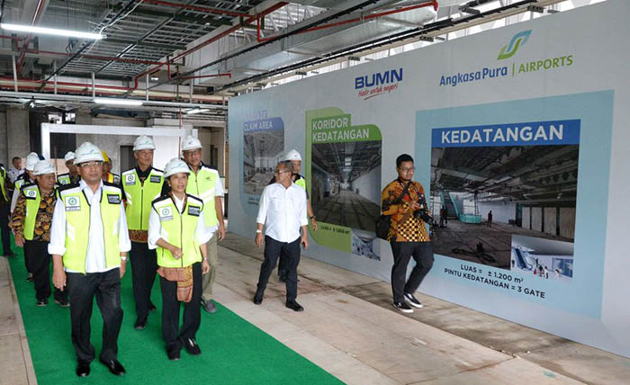 Menteri Perhubungan Budi Karya Sumadi nomor satu dari kiri) dan Menteri BUMN Rini Soemarno meninjau proyek pembangunan terminal baru di Bandara Ahmad Yani Semarang
