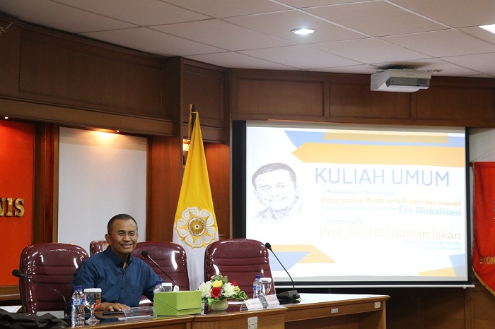 Dahlan Iskan saat mengisi kuliah umum di Gedung Kertanegara Fakultas Ekonomika dan Bisnis UGM. (Foto: Dok. Humas UGM)