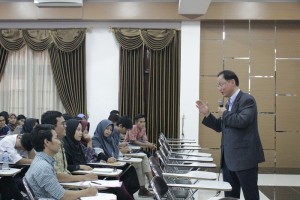 Dalam kunjungan tersebut Lee Dong-Keun menyampaikan tawaran kerja sama bidang pendidikan antara lain pertukaran mahasiswa dan studi lanjut program pascasarjana. (Foto: Dok. Humas UGM)