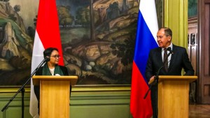 Menteri Luar Negeri RI Retno Marsudi dan Menteri Luar Negeri Rusia Sergey Lavrov dalam konferensi pers seusai pertemuan bilateral di Moskow