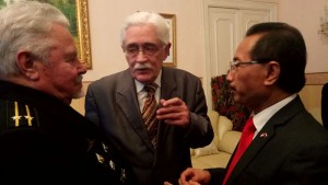 Dubes Wahid Supriyadi berbincang-bincang dengan para Indonesianis, Gennady Asinkritov dan Alexey Drugov