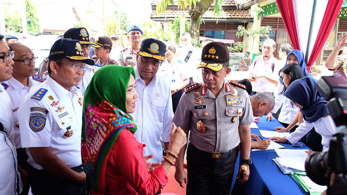 Menteri Perhubungan Budi Karya Sumadi dan Kapolri Jenderal Polisi Tito Karnavian puas dengan pelayanan pembuatan SIM A Umum di Yogyakarta.