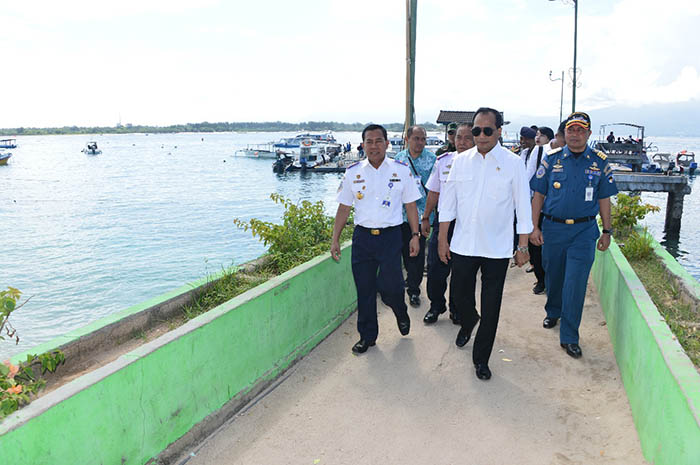 Menteri Perhubungan Budi Karya Sumadi meninjau Pelabuhan Gili Trawangan.